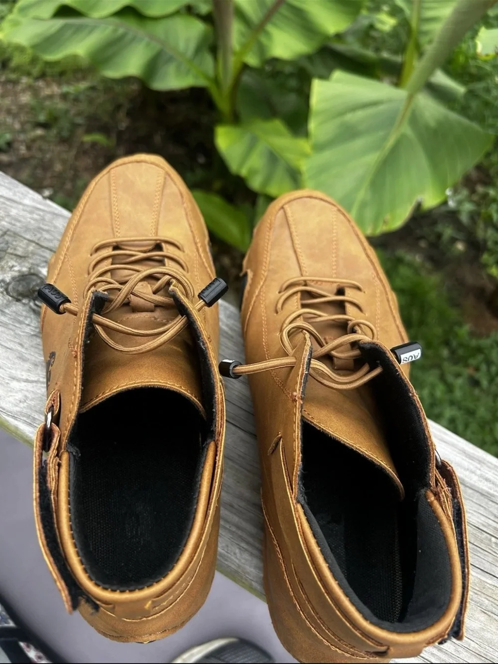 LDECK Men' s All-Terrain Tan Leather-Like Shoes Size 40 /mens 8/ Women's 9.5